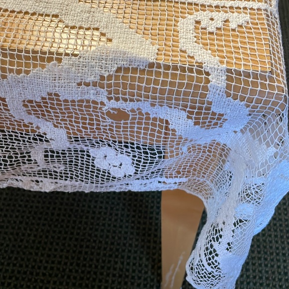 VTG Lace tablecloth. exquisite. Floral pattern. Cleaned. 84x64”. - Picture 5 of 7